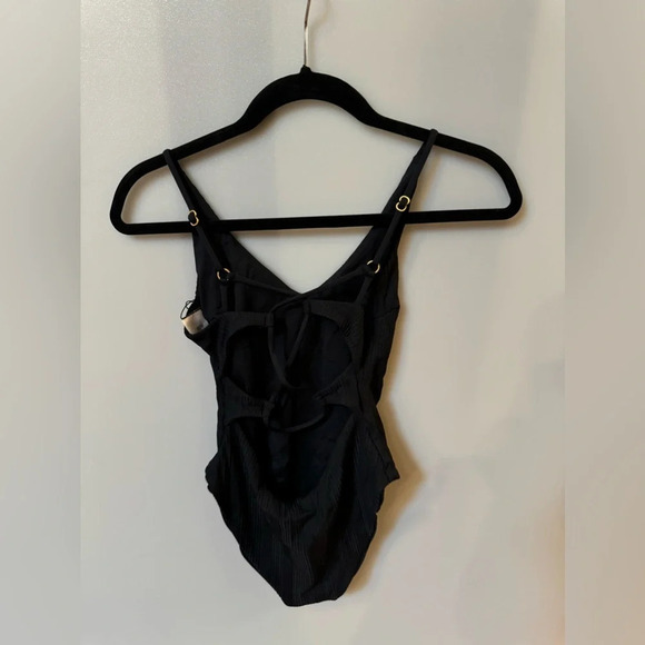 L Space Gianna Classic One-Piece Swimsuit in Black Medium $194.00 MSRP - Picture 4 of 7